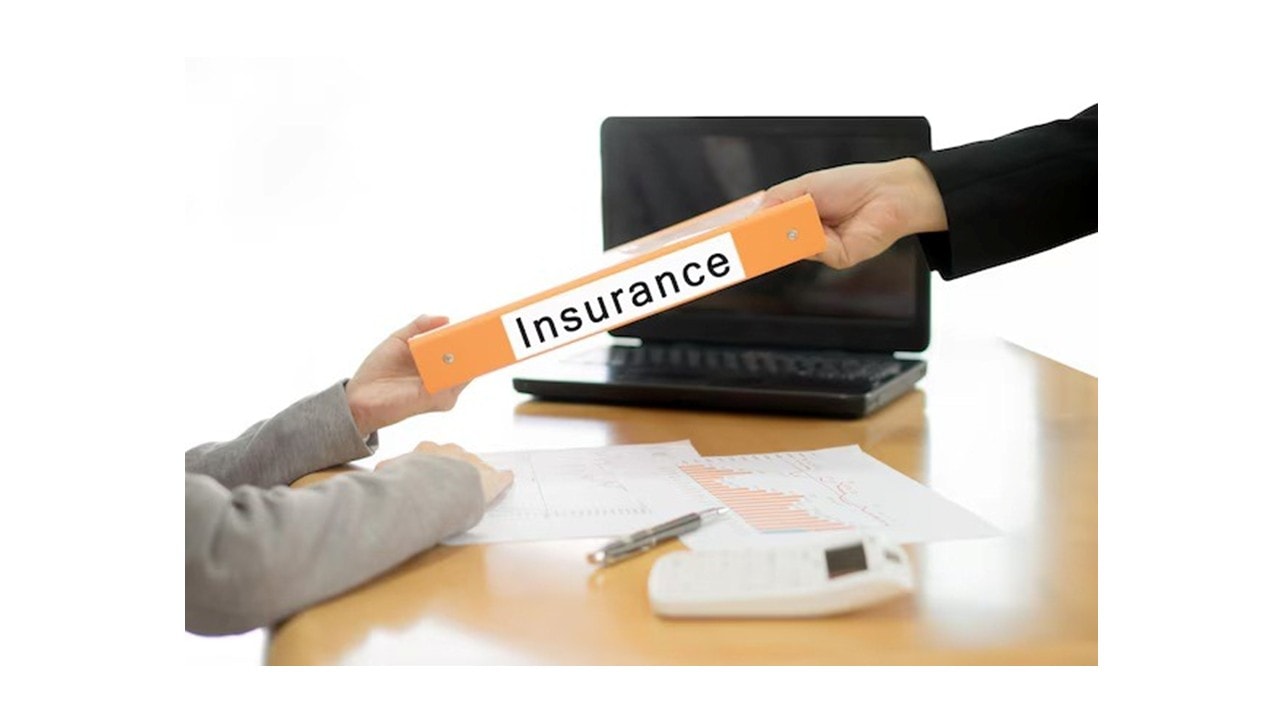 Insurance broker submitting insurance contracts