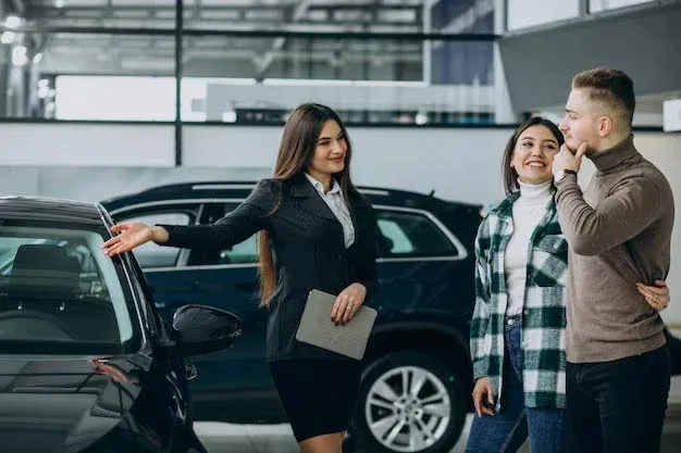 auto insurers dealing with clients and presenting comprehensive auto insurance.webp